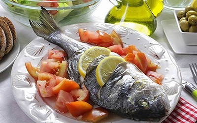 Aderir a dieta mediterrânica durante idade adulta melhora desempenho cognitivo