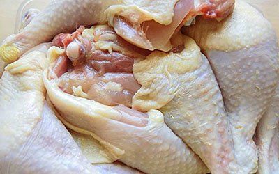 Há uma “epidemia escondida” há décadas na carne de frango