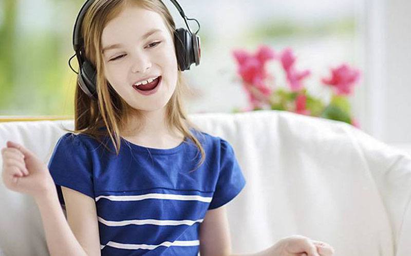 Aparelhos portáteis para ouvir música associados a perda auditiva em crianças