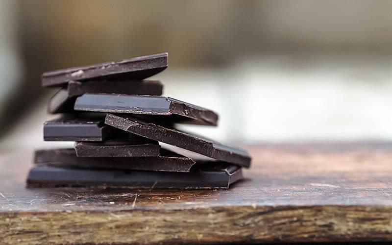 Chocolate negro pode reduzir fatores de risco para doenças cardiovasculares