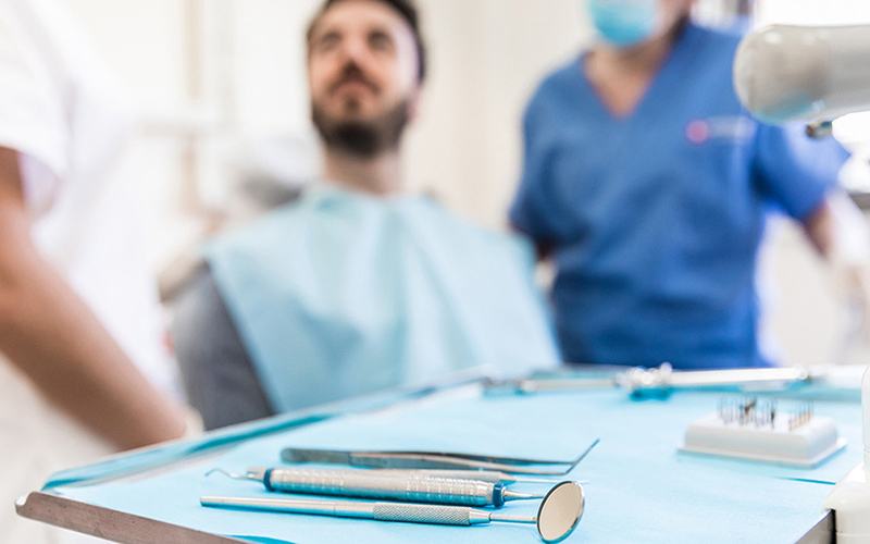 “Consultório Solidário” garante tratamentos dentários a seropositivos no Porto