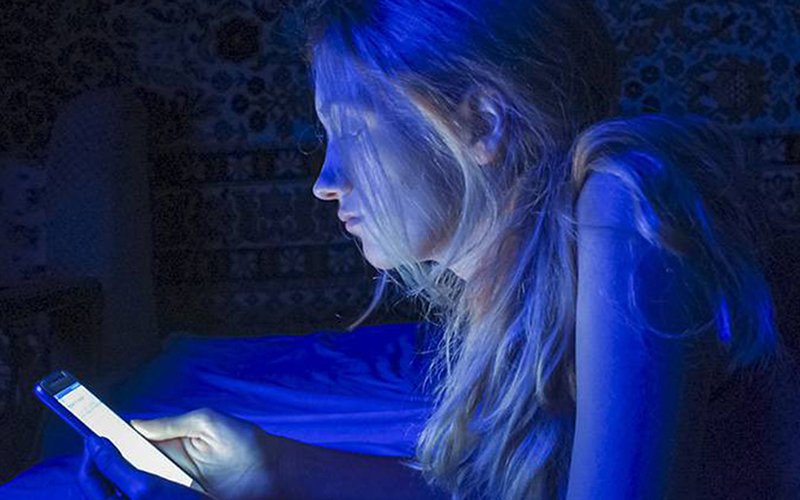 Luz azul de telemóveis e tablets destrói células da retina