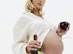 gravida com garrafa vinho