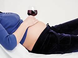 gravida com taça vinho