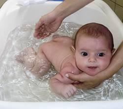 bebé no banho