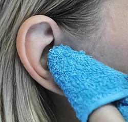 limpar ouvidos com toalha