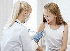 Criança a tomar vacina