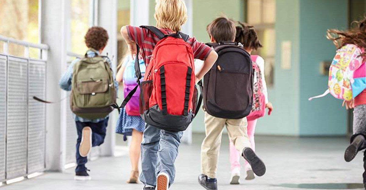 Dois terços dos alunos carregam mochilas com excesso de peso