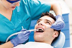 Homem no dentista