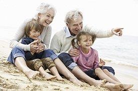 Avós e netos na praia