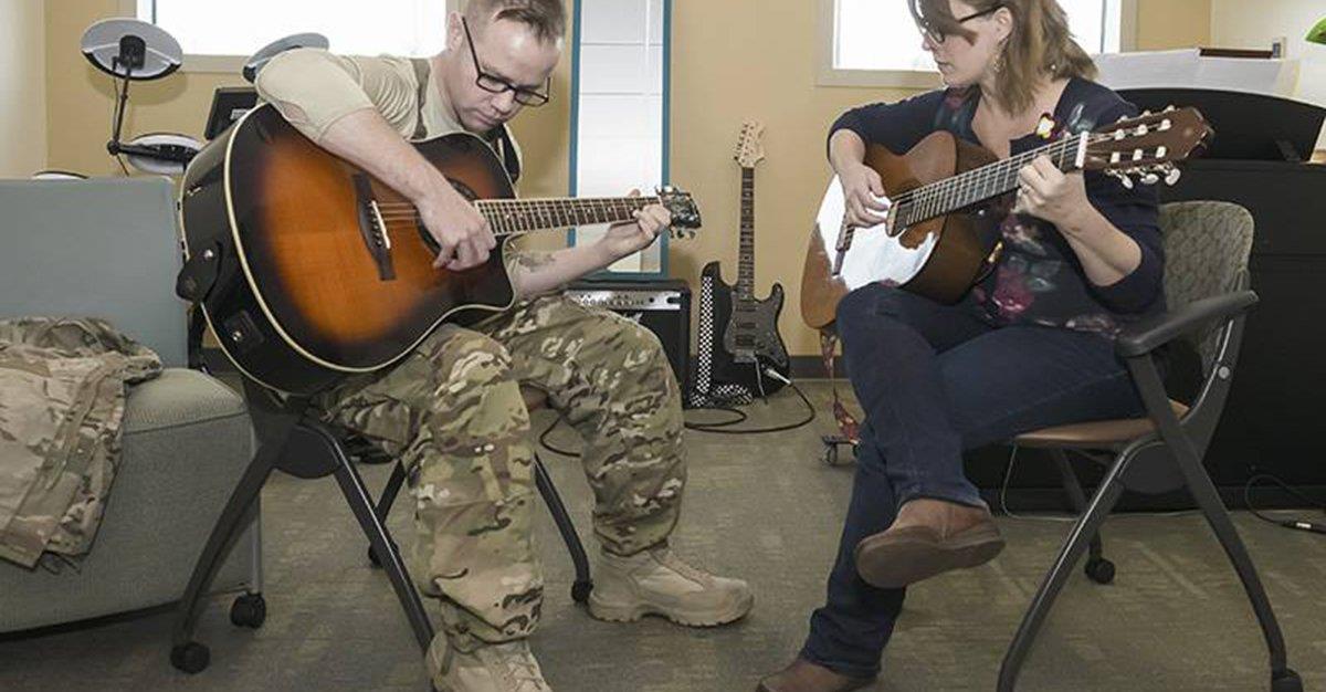Musicoterapia pode ajudar militares a ultrapassar distúrbios psicológicos