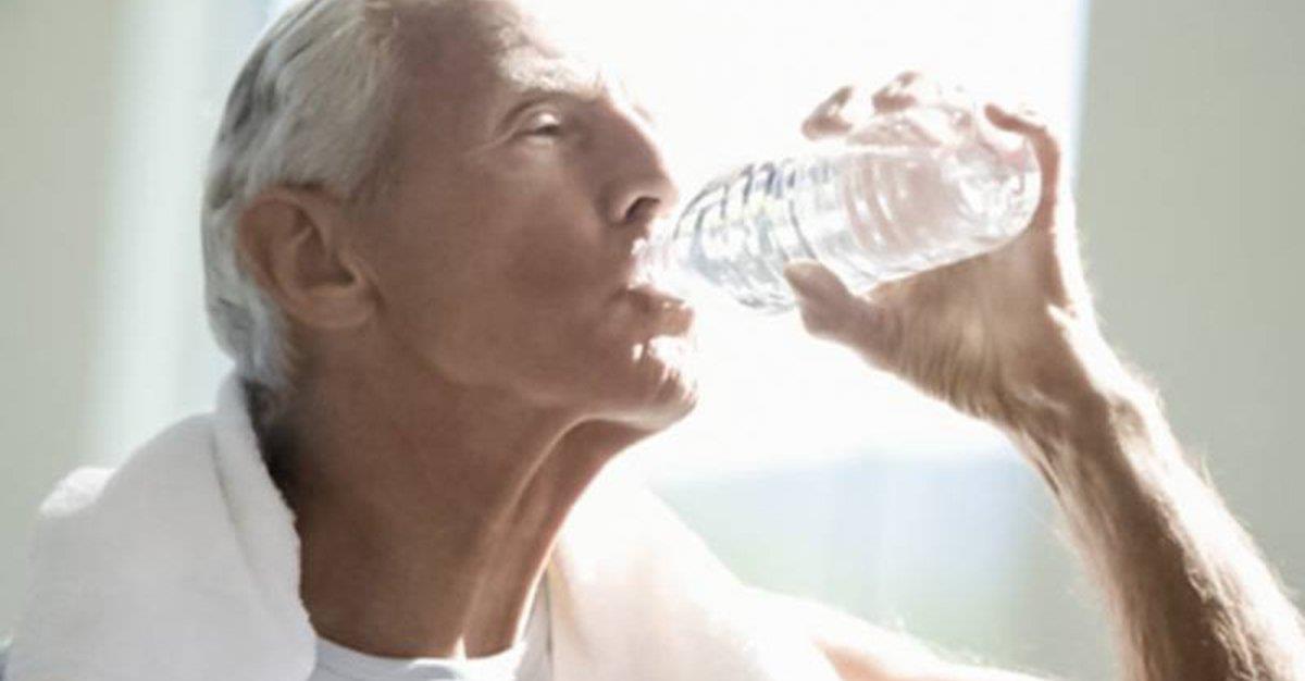 Beber água pode produzir benefícios cognitivos em idosos