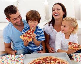 Família a comer pizza