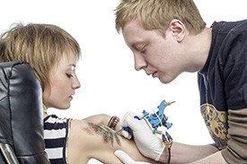 Fazer tatuagem a mulher