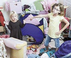 Crianças e quarto desarrumado