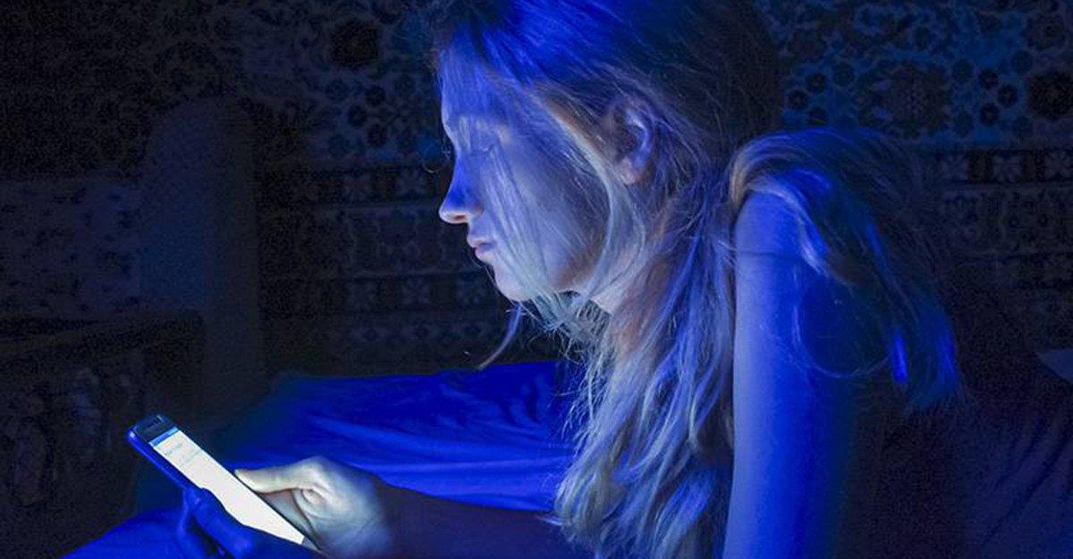 Luz azul de telemóveis e tablets destrói células da retina