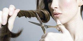 Mulher com tesoura cortar cabelo