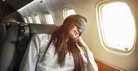 Mulher dorme no avião