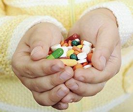 Criança com comprimidos