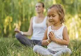 Criança a meditar