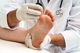 Médico examina pés