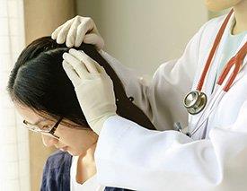 Médica examina paciente