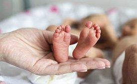 Bebé-prematuro-pés