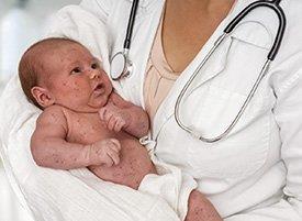 Médica-bebé-doente