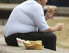 Homem-obeso-almoça