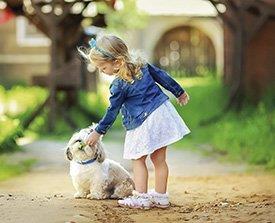 menina e cão branco