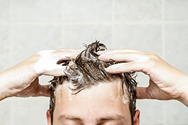 Homem lavar cabelo