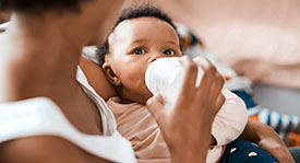 Bebé bebe leite