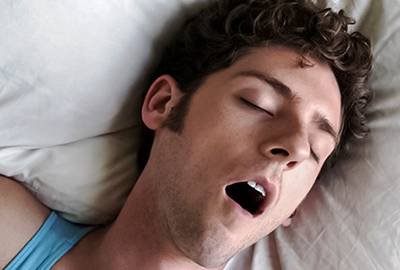Respirar pela boca durante o sono pode aumentar risco de cáries