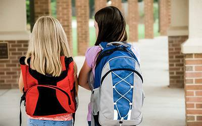 Dores nas costas associadas ao uso de mochilas afetam mais raparigas