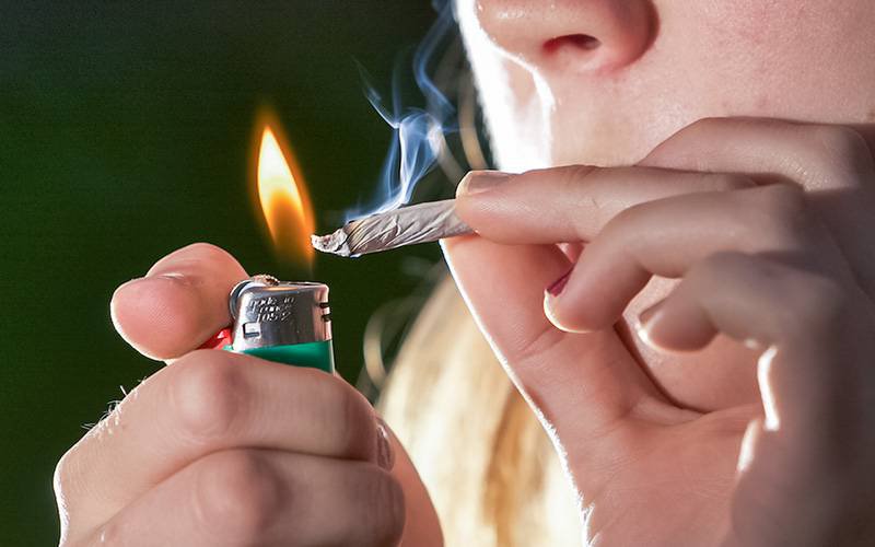 Jovens com problemas de saúde mental mais suscetíveis ao consumo de álcool, tabaco e marijuana