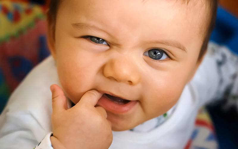 FDA recomenda suspensão do uso de comprimidos para aliviar sintomas dos primeiros dentes em crianças