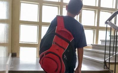 Escoliose não é causada por peso das mochilas