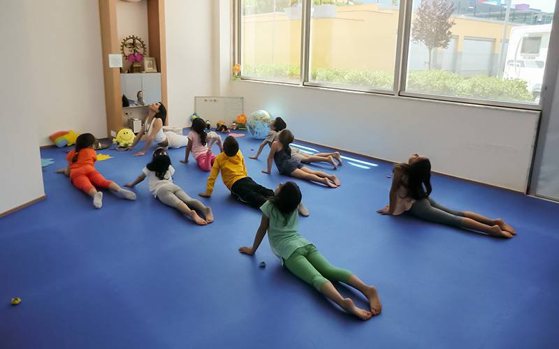 Praticantes defendem que yoga deve integrar currículos escolares