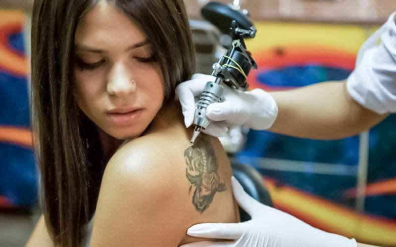 Fármaco para tratar acne pode afetar cicatrização de tatuagem