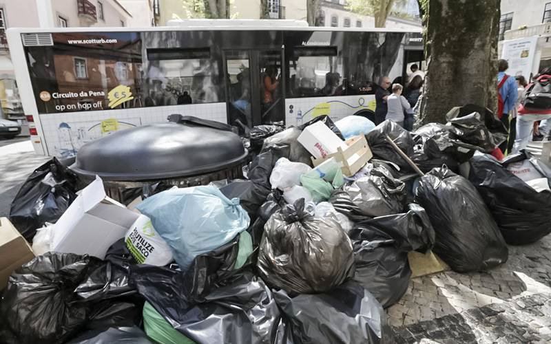 Cada português coloca no lixo dois quilos de resíduos contaminados por ano