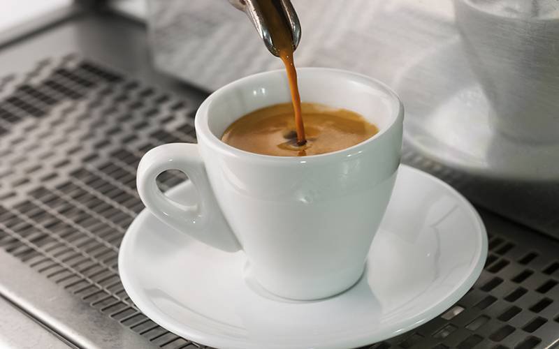 Beber café moderadamente pode trazer benefícios para a saúde