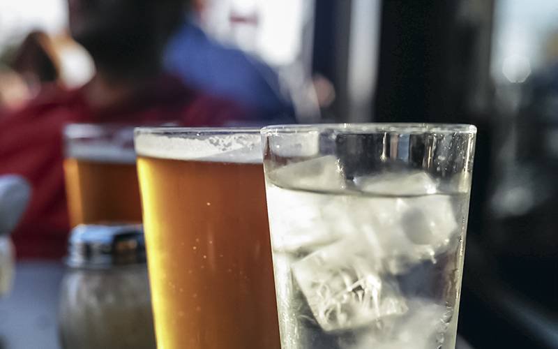 Alternar ingestão de cerveja e água ajuda a evitar ressaca