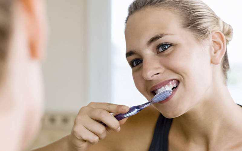 Portugueses lavam os dentes mas poucos fazem limpeza completa