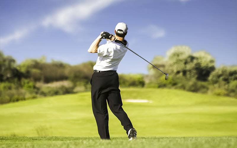 Andar a pé oferece mais benefícios para golfistas com osteoartrite