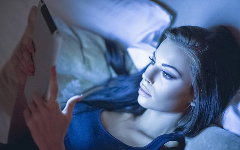 Utilizar tablets à noite pode perturbar sono saudável