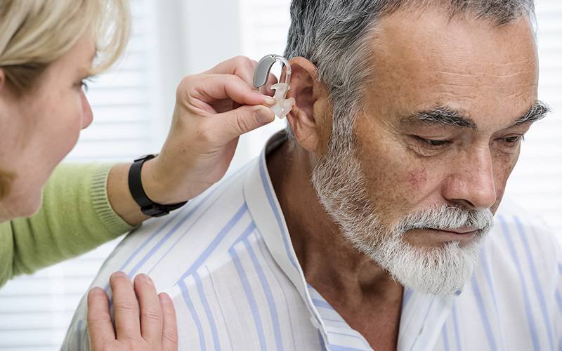 Uso de aparelhos auditivos retarda declínio cognitivo em idosos