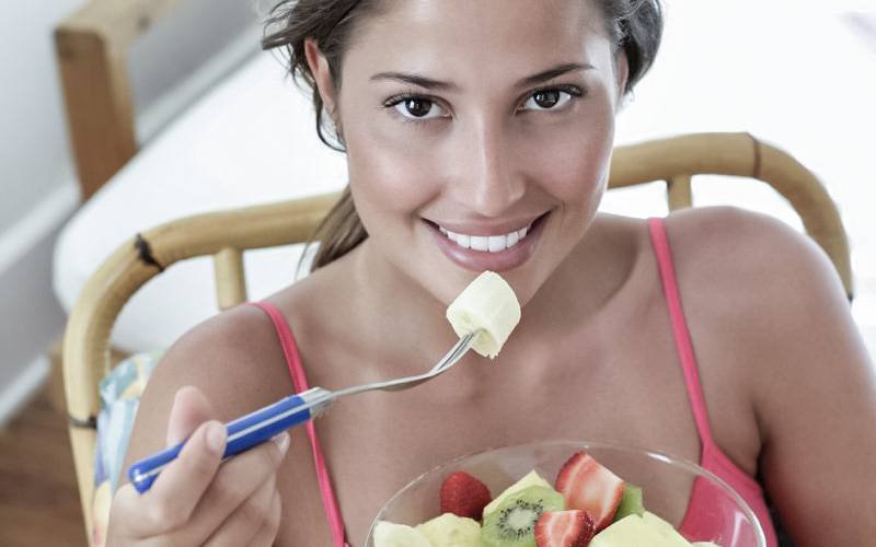Comer mais frutas melhora saúde da pele e cabelo