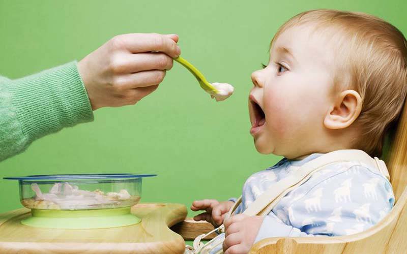 Introdução de alimentos sólidos mais cedo a bebés traz benefícios