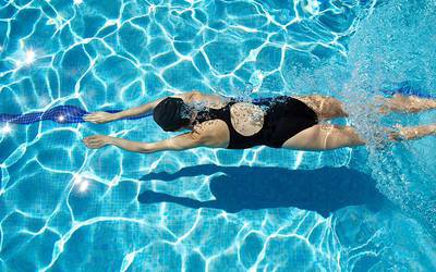 Nadar também potencia perda de peso