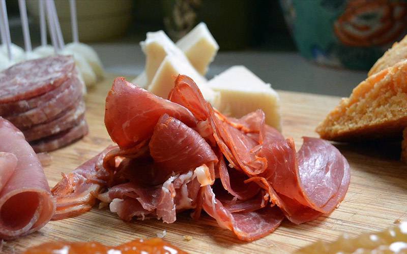 Consumo moderado de carne vermelha e queijo beneficiam coração